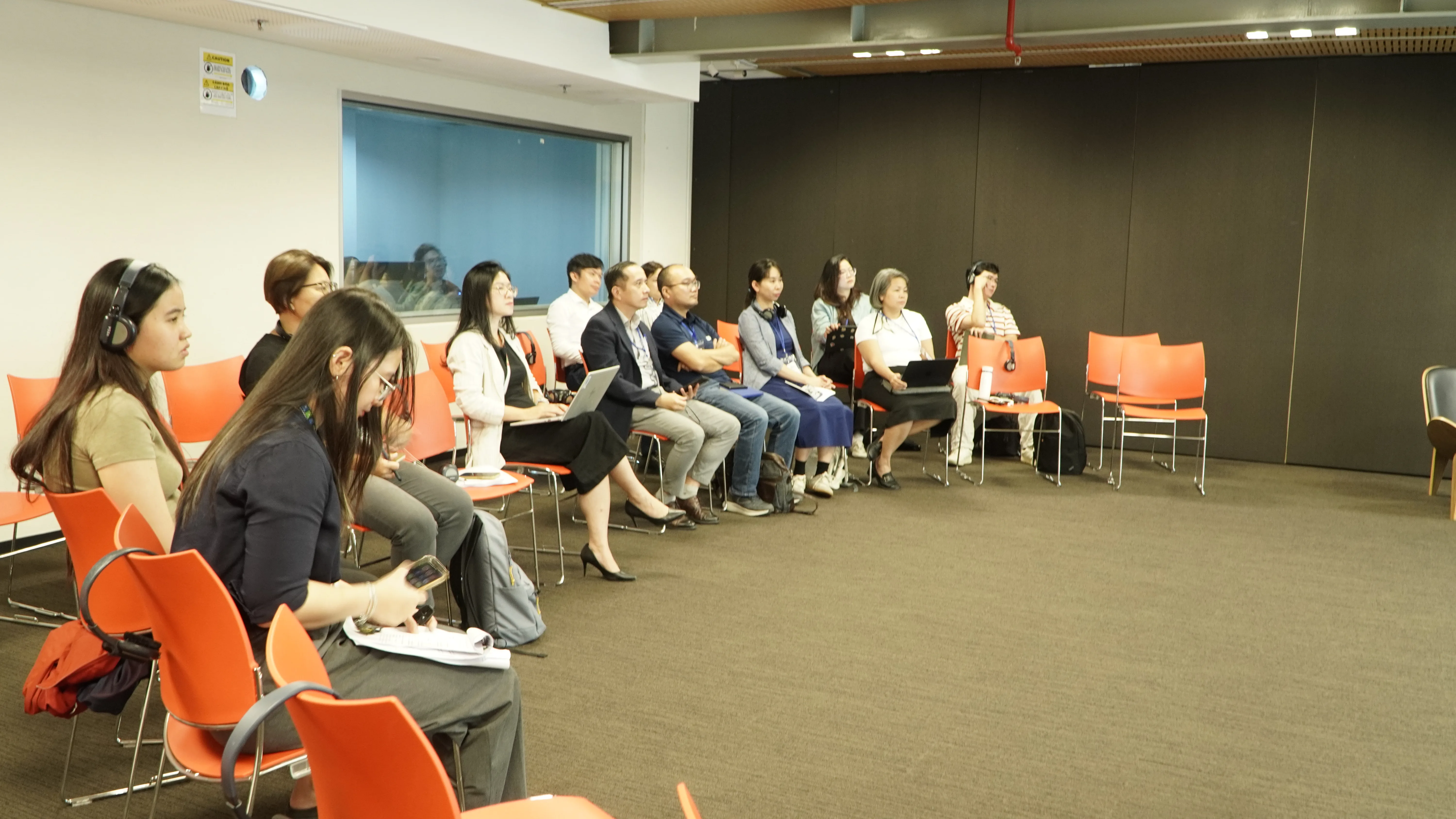 Đại biểu tham dự trực tiếp tọa đàm Plastic Talk tại phòng hội thảo C1, Tòa nhà Liên Hợp Quốc, Hà Nội