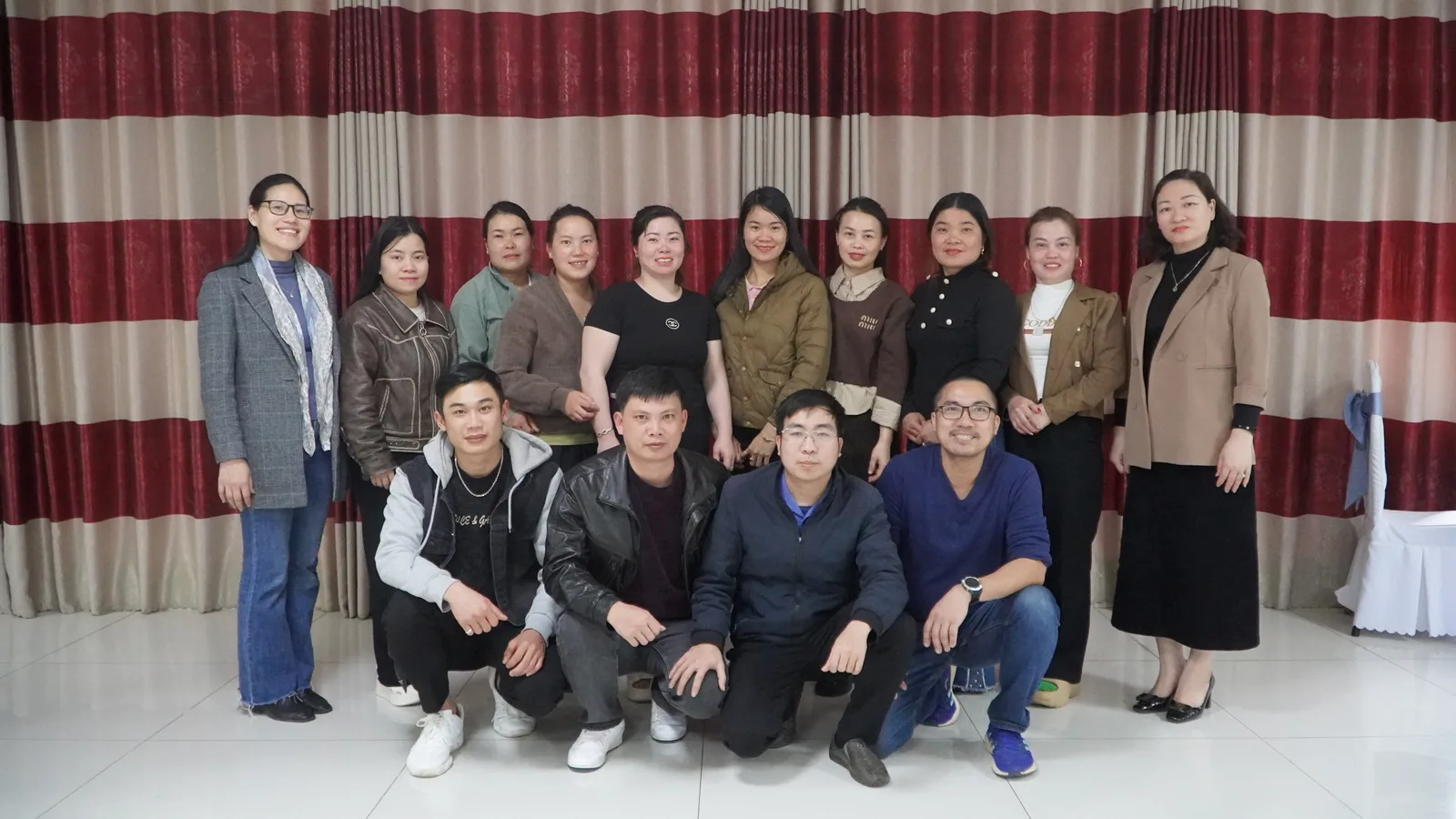 Tập thể tổ nhóm cộng đồng và cán bộ địa phương cùng GreenU trong một mô hình thí điểm